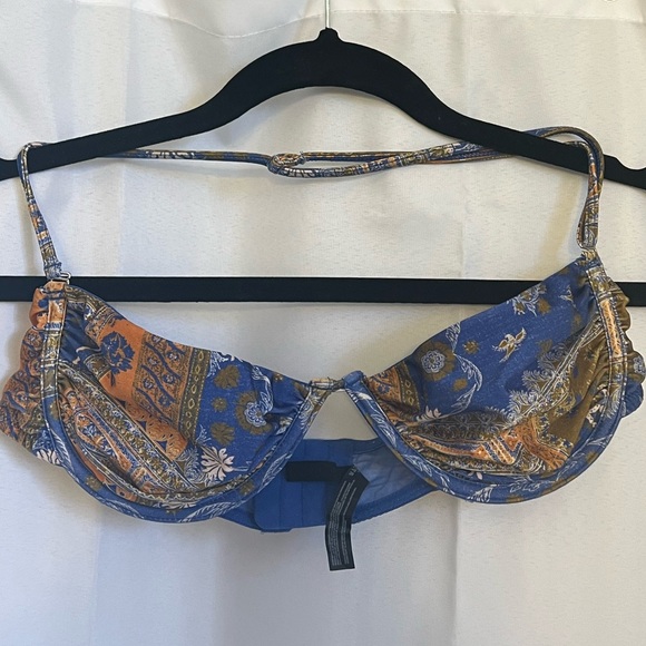 Urban Outfitter’s Convertible Bra - Picture 2 of 8